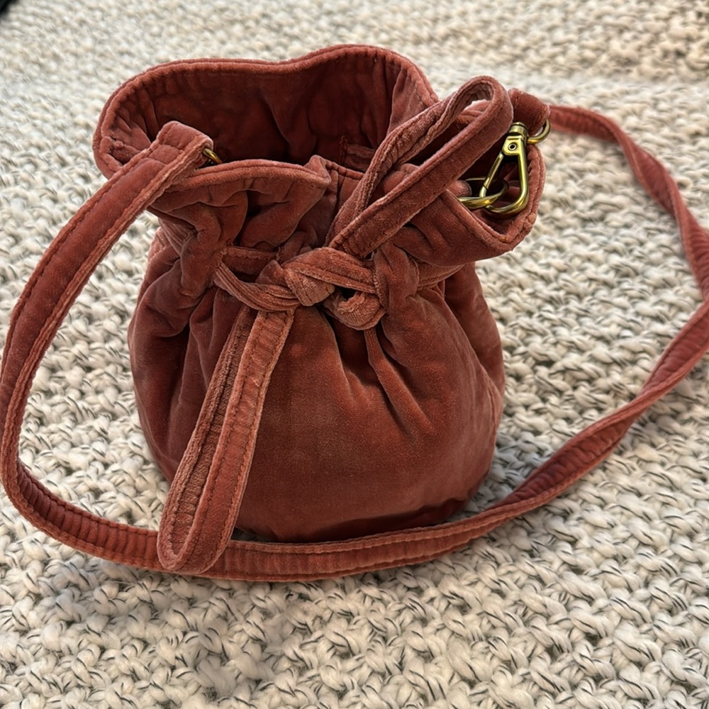 Madewell The Florence Drawstring Crossbody Bag in Velvet